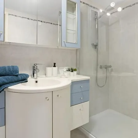 Joli 65m2 Piscine Parking Apartment