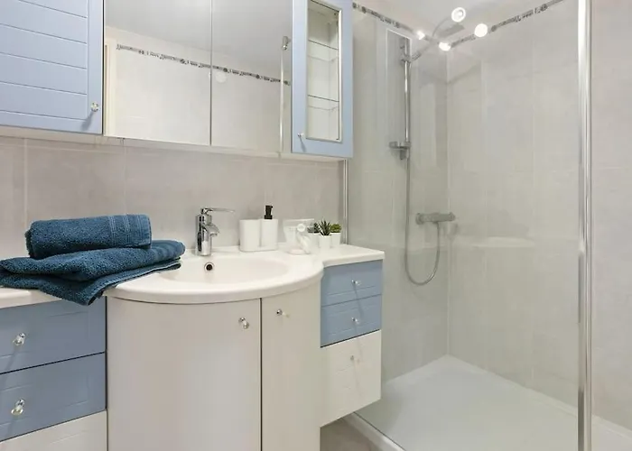 Joli 65m2 Piscine Parking Lägenhet