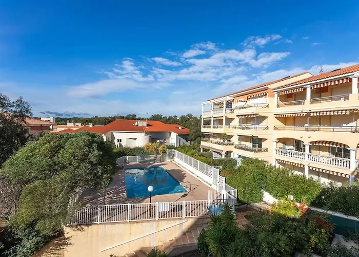 Joli 65m2 Piscine Parking Lägenhet *